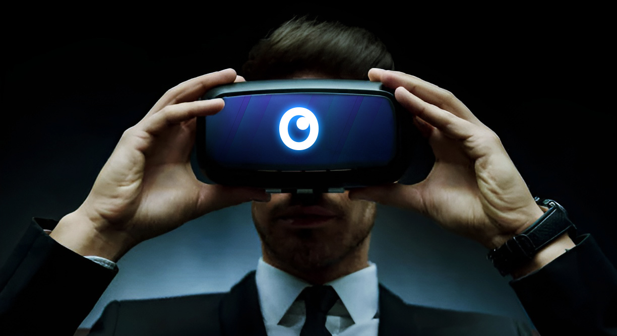 Un homme qui utilise une formation en réalité virtuelle professionnelle